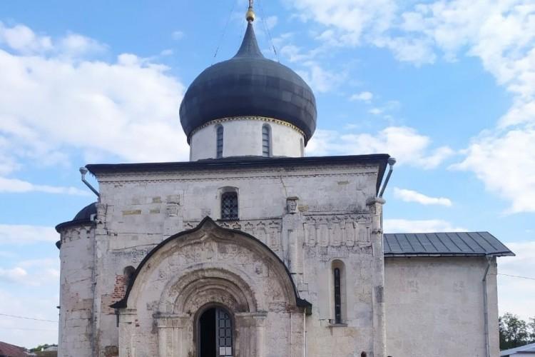 От каменной резьбы до гусарских традиций